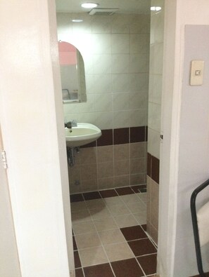 Kahden hengen standard-huone | Kylpyhuone | Suihku, sadesuihkupää, ilmaiset hygieniatuotteet, hiustenkuivaaja