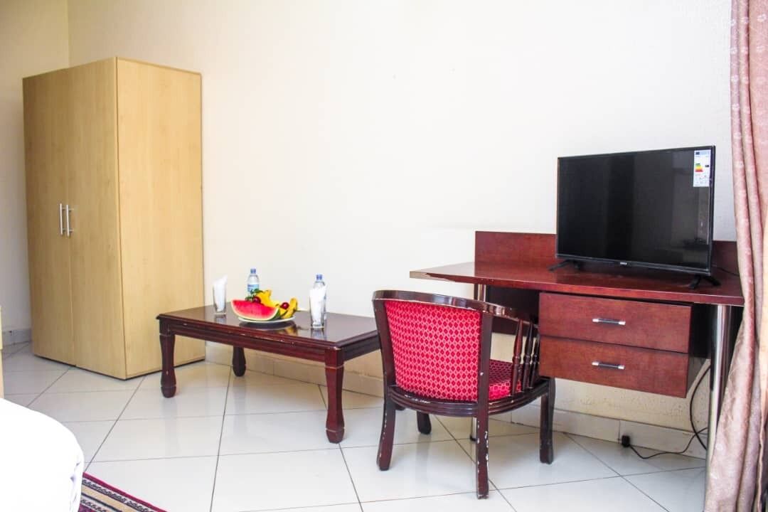 deluxe single room, 1 bedroom, non smoking, city view | living area | smart tv