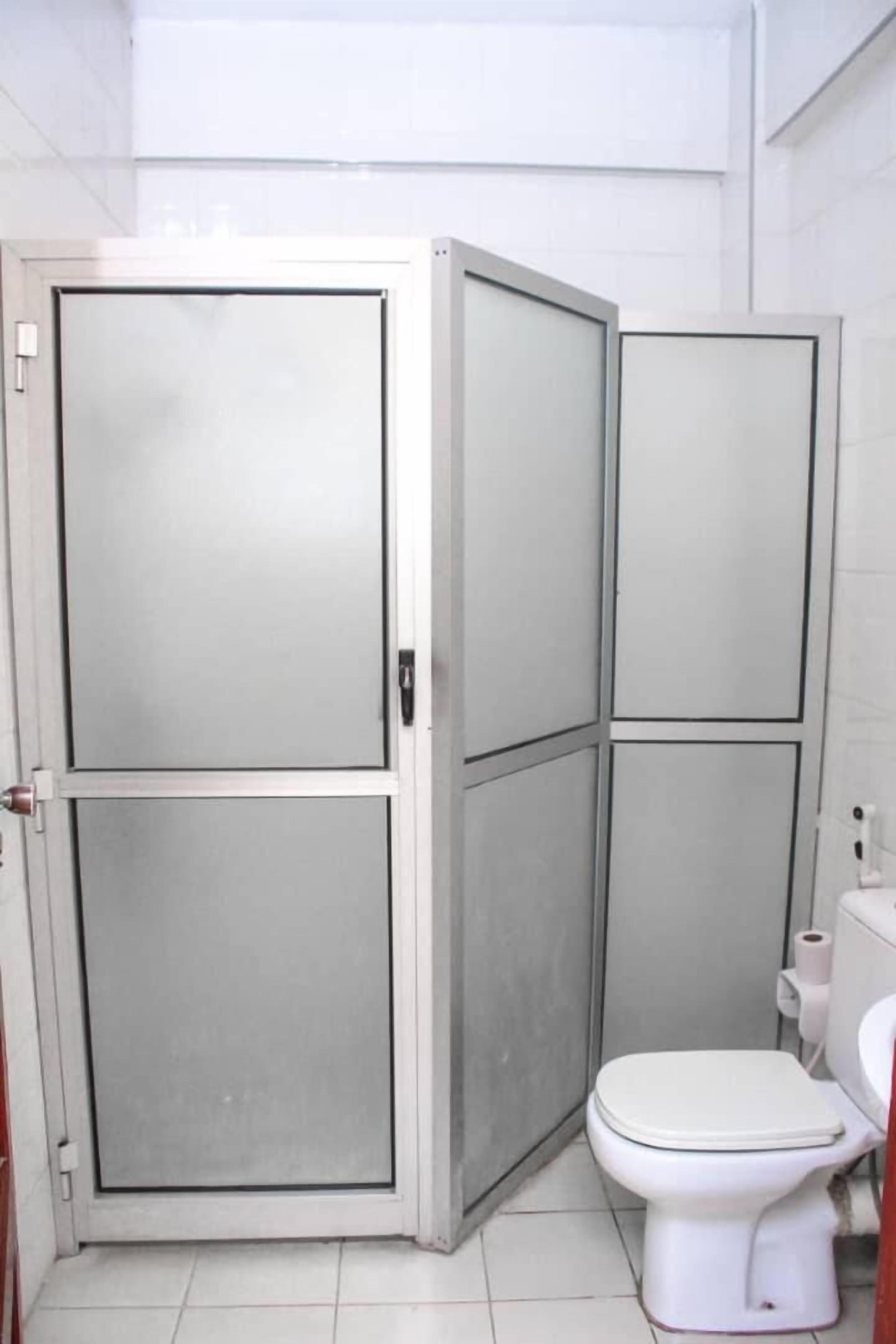 combined shower/bathtub, towels, soap, toilet paper