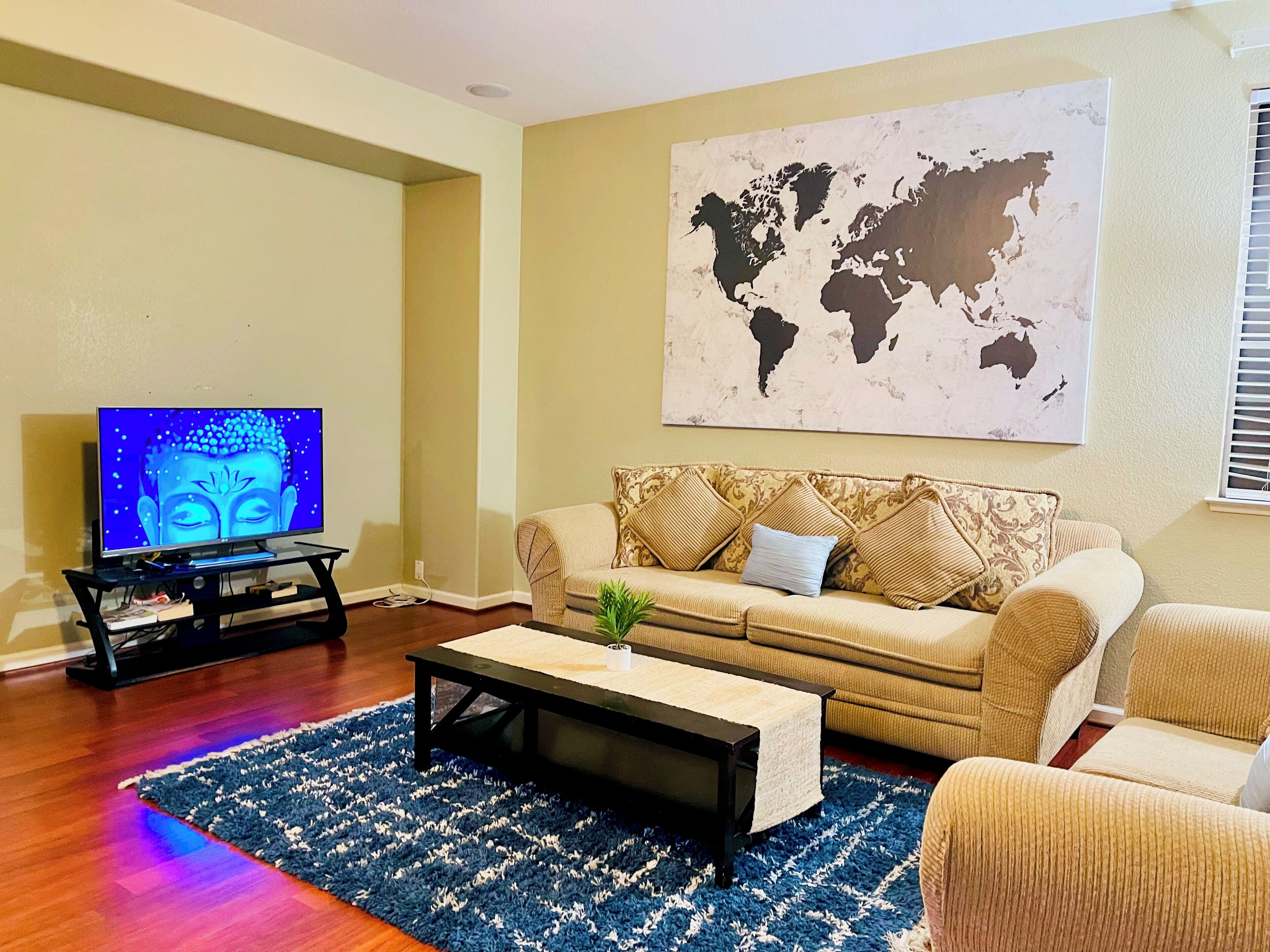 Una Smart TV, una chimenea