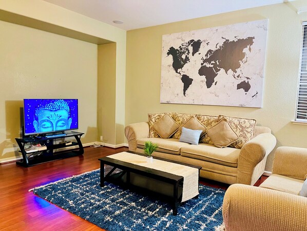 Smart TV y chimenea 