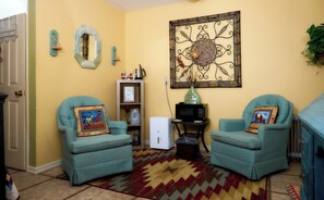 Cabin, 1 Bedroom, Smoking, Garden View | Living room