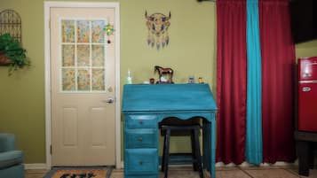 Cabin, 1 Bedroom, Smoking, Garden View | Living room