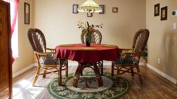 Shared Dormitory, 1 Bedroom, Smoking, Patio | Ruang makan