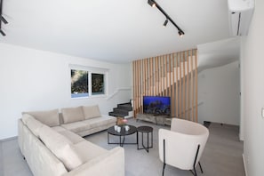 Villa - 5 sovrum - rökare - privat pool | Vardagsrum | Tv, bordsfotboll och ett bordtennisbord