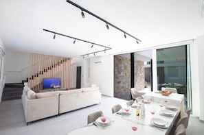 Villa - 5 sovrum - rökare - privat pool | Vardagsrum | Tv, bordsfotboll och ett bordtennisbord
