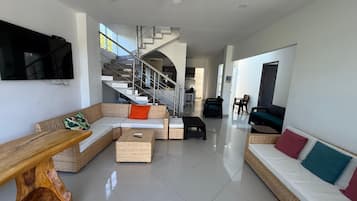 House, 4 Bedrooms, Accessible, Smoking | Living room