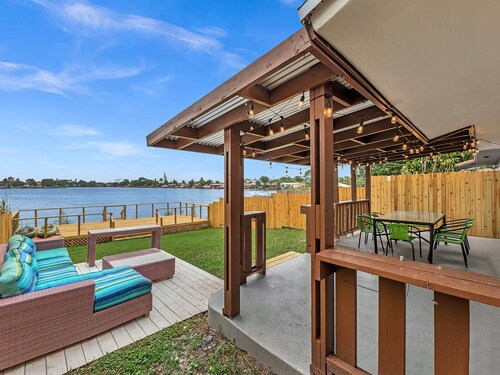 ★ SuperVilla ★ Lakefront ★ Sunsets, SUP, Grill