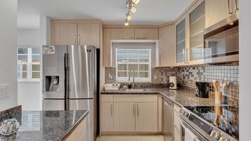 雪櫃、微波爐、焗爐、爐具