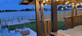 ★ SuperVilla ★ Lakefront ★ Sunsets, SUP, Grill