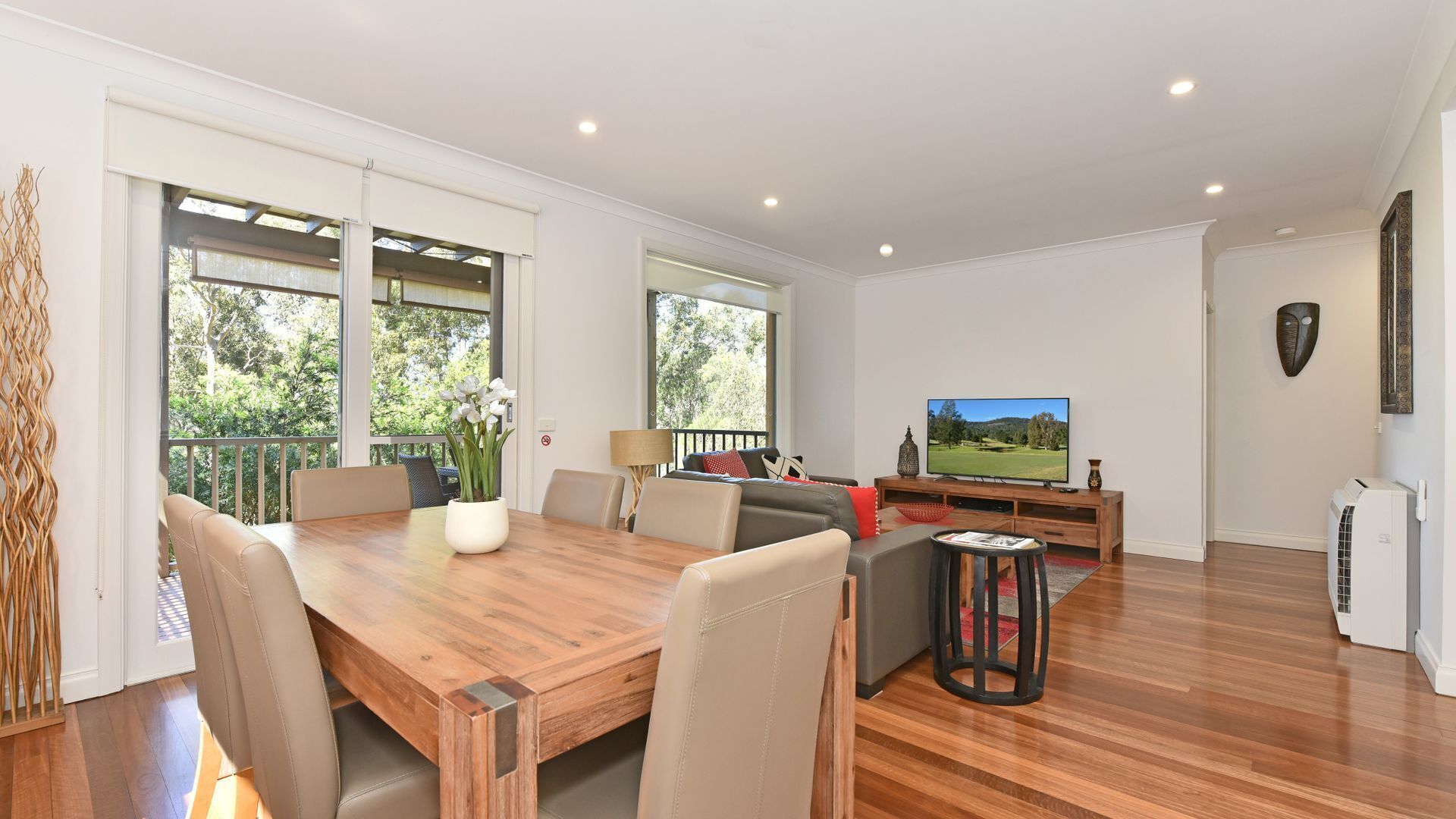 Visit the nearby Pokolbin wineries and superb restaurants, stroll to the nearby Health Retreat & Spa