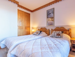 3 bedrooms, free WiFi - Spacious apartment with ski-in access and wellness area (Plagne Aime 2000)