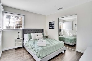 3 bedrooms, desk, iron/ironing board, travel crib - Mickey's Magical Hideout 8 minutes to Disney & Convention Center (Anaheim)