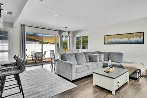 TV, fireplace - Mickey's Magical Hideout 8 minutes to Disney & Convention Center (Anaheim)