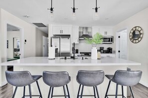 Fridge, microwave, oven, stovetop - Mickey's Magical Hideout 8 minutes to Disney & Convention Center (Anaheim)