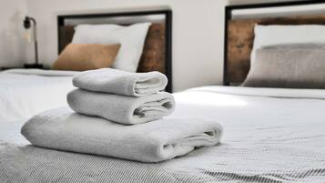 3 habitaciones, escritorio y tabla de planchar con plancha