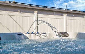 Outdoor spa tub - Mickey's Magical Hideout 8 minutes to Disney & Convention Center (Anaheim)