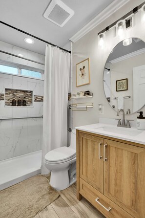 Shower, hair dryer, towels - Family Friendly Retreat, 10 minutes to Disney & Convention Center (Anaheim)