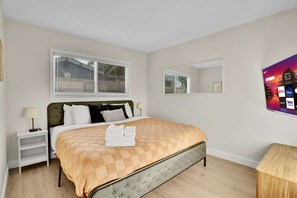 4 chambres, bureau, fer et planche à repasser, lit parapluie