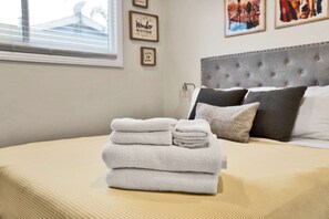 4 habitaciones, escritorio y tabla de planchar con plancha