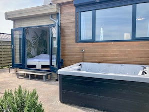 Bungalow, 3 Bedrooms, Patio, Garden View | Bathroom amenities