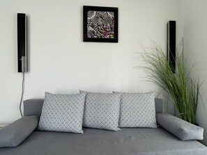Apartamento, 1 quarto, sacada | Sala de estar | Livros