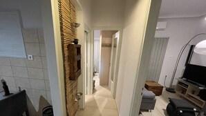 Apartment, 1 Bedroom, Balcony | Ruang tamu | Buku-buku 
