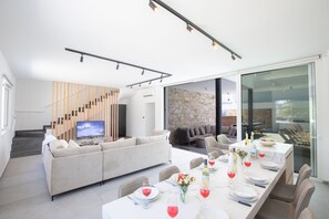 Villa, 5 Bedrooms, Smoking, Private Pool | Dining