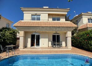 Vila, 2 quartos, piscina particular, vista para o jardim | Piscina | Piscina externa