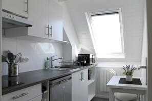 Kühlschrank, Mikrowelle, Herdplatte, Wasserkocher mit Kaffee-/Teezubehör