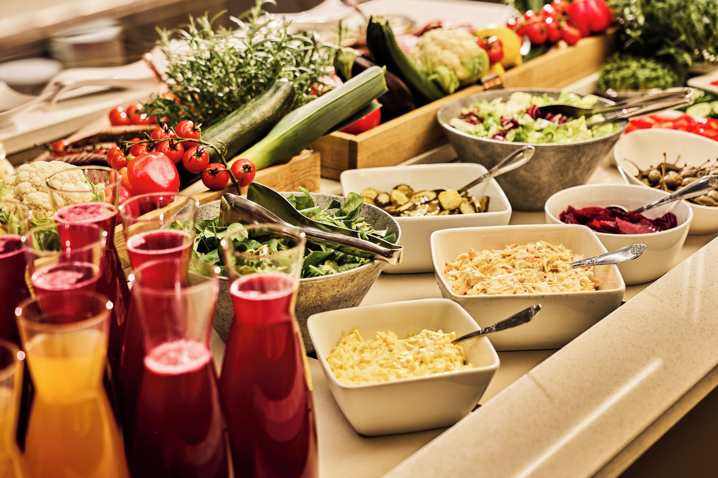 Una mesa de buffet con diversos alimentos y bebidas.