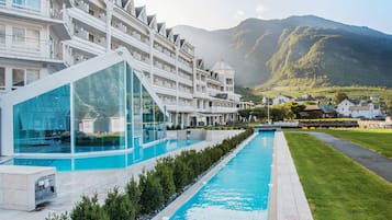 3 indoor pools, 3 outdoor pools, open 6:00 AM to 10:00 PM, pool loungers