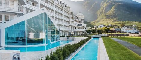 3 piscines intérieures, 3 piscines extérieures, chaises longues