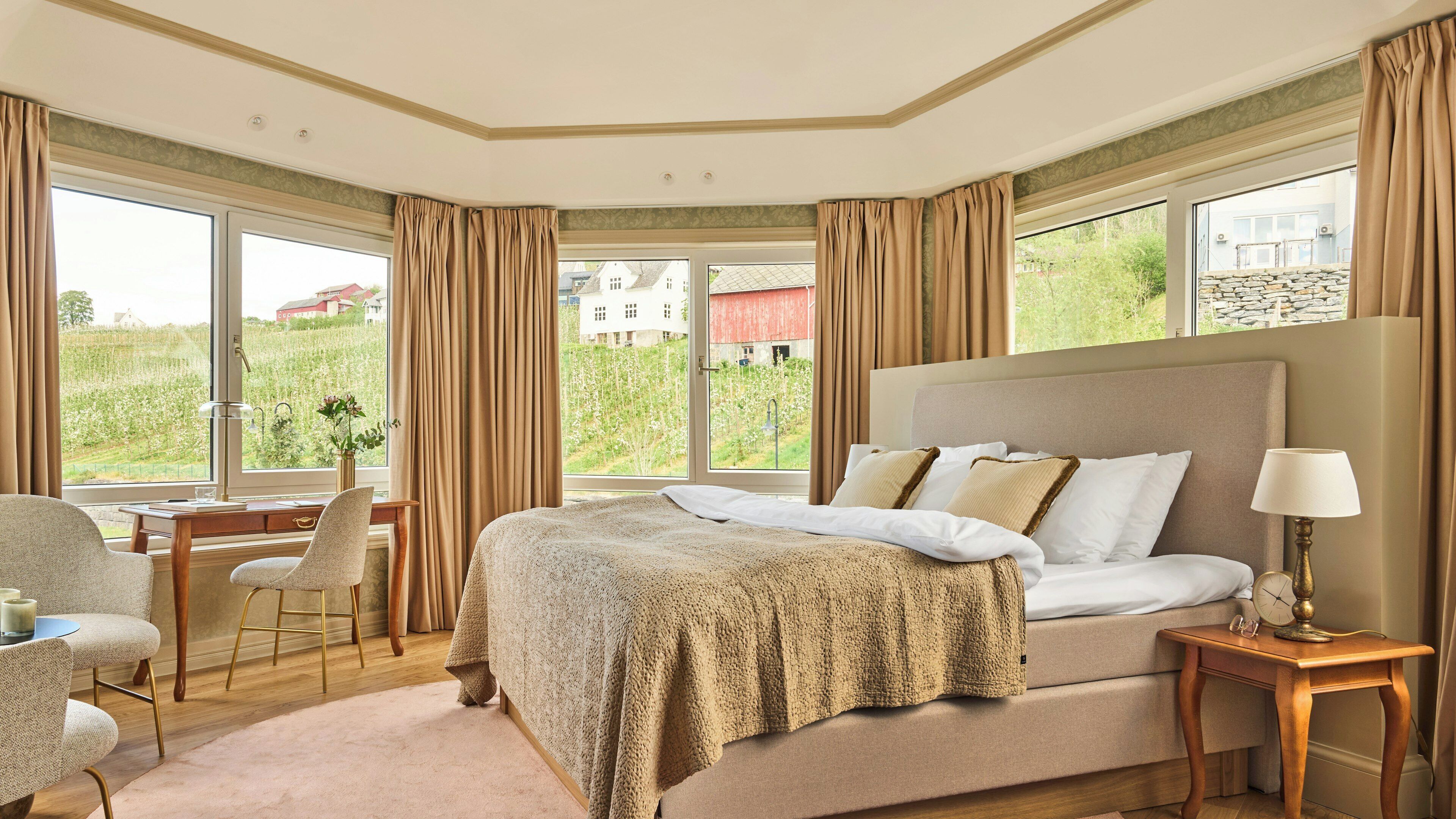 Pillowtop beds, desk, laptop workspace, free WiFi