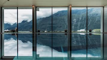 3 indendørs pools, 3 udendørs pools, liggestole