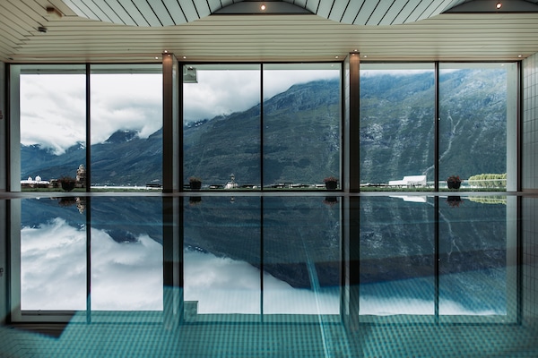 3 kolam renang indoor dan 3 kolam renang outdoor, dengan kursi berjemur