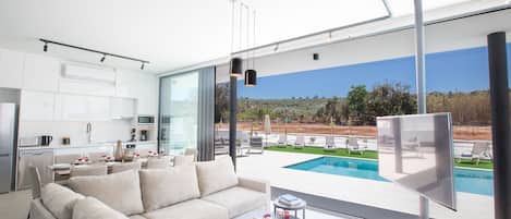 Villa, 5 Bedrooms, Private Pool, Garden View | Interior