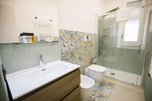 Ein Badezimmer mit Waschbecken, Toilette und einer Duschkabine.