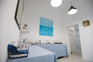 بوفيه فطور مجانًا يوميًا