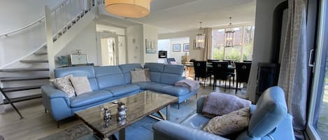Smart TV, fireplace, DVD player, stereo