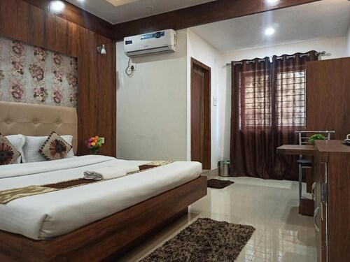 Hotel TLB Palace