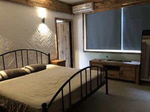 3 soverom, skrivebord, strykejern/-brett og reiseseng for barn