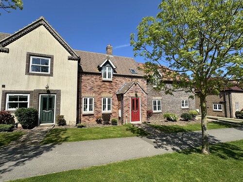 Stunning Coastal Cottage - Sleeping 5 in 2 Bedrooms - Pool and Beach Access Included.