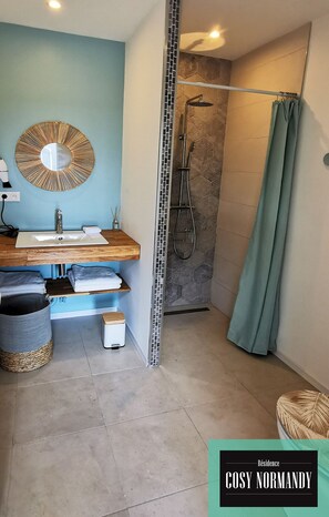 Dusche, Haartrockner, Handtücher, Seife