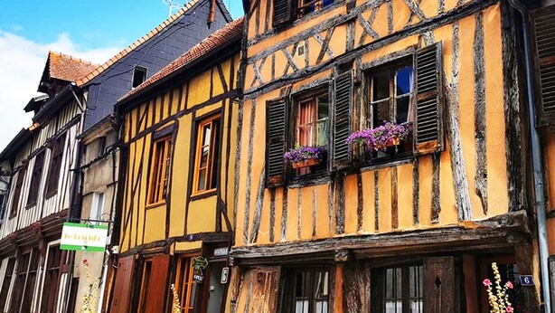 Un edificio tradicional de entramado de madera con un letrero que indica un restaurante.