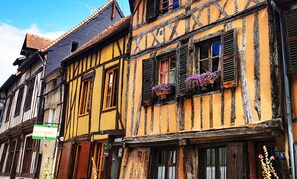 Un bâtiment traditionnel à colombages, sur lequel est apposée une enseigne indiquant qu’il s’agit d’un restaurant.