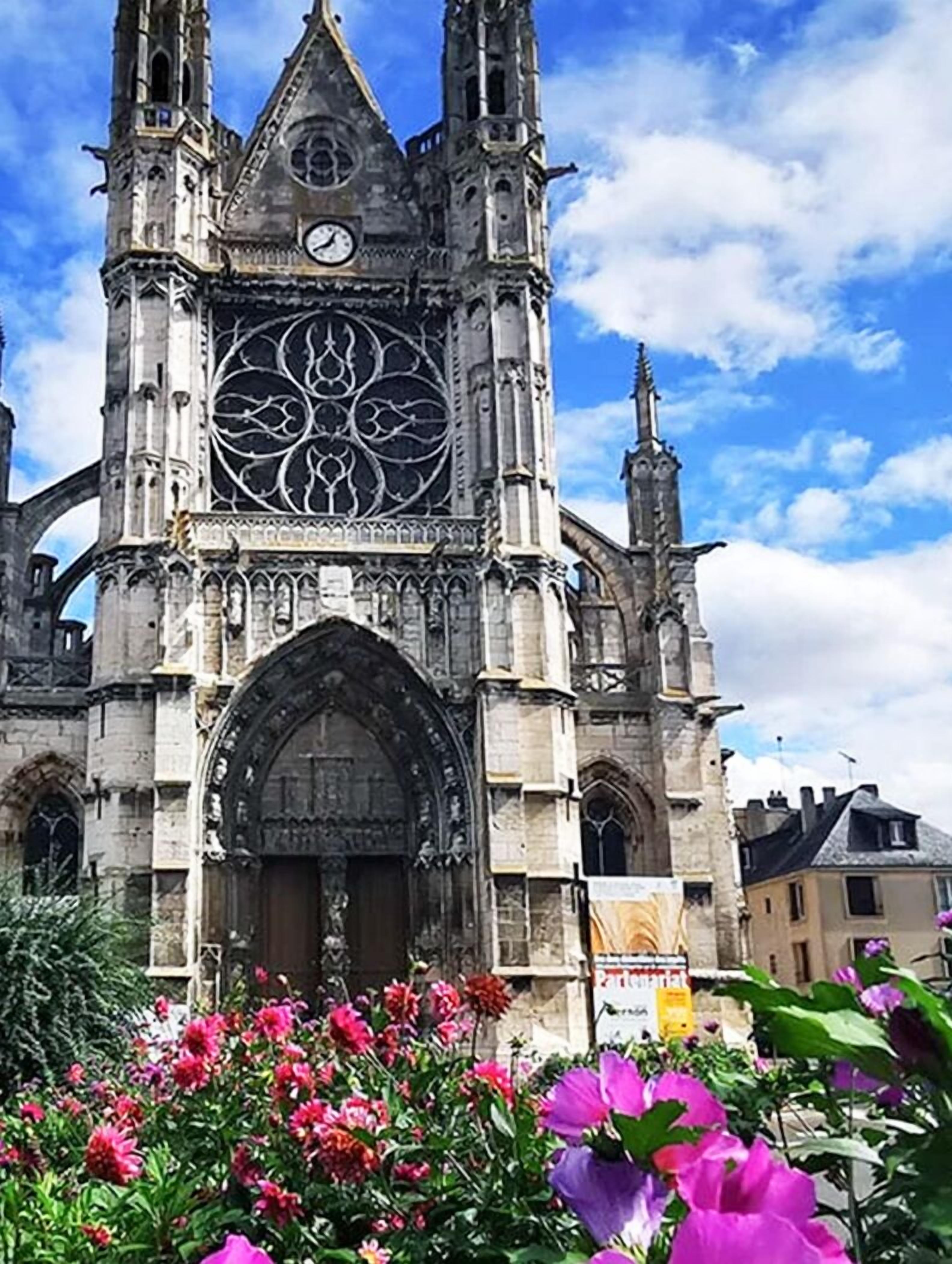 Une cathédrale historique dotée d’une grande horloge et de magnifiques vitraux.