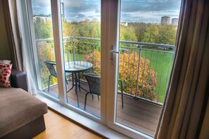 Interior - Modern, Spacious City Apartment, Lift, Balcony, Free Wi-fi & Parking, Fab views, (Edinburgh)