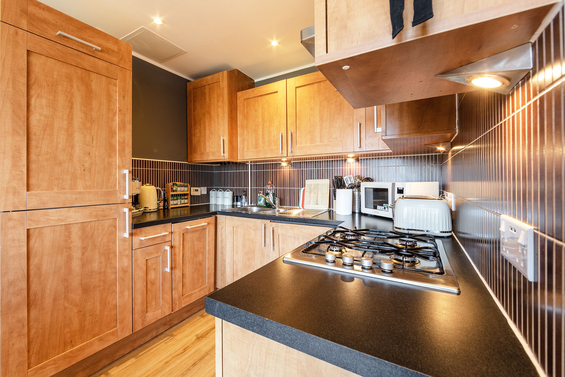 Coffee/tea maker, fridge, microwave, oven