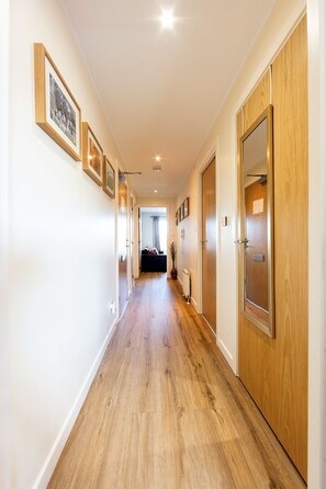Interior - Modern, Spacious City Apartment, Lift, Balcony, Free Wi-fi & Parking, Fab views, (Edinburgh)